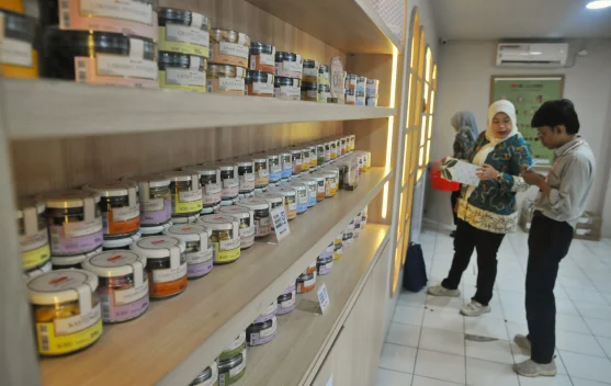 Intip Kesibukan Toko Kue Kering sebelum Lebaran