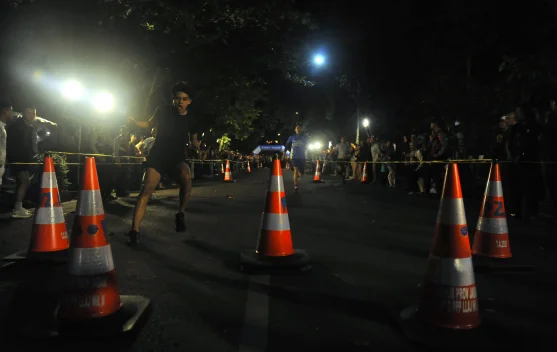 Warga Bandung Balap Lari Malam di Bulan Ramadan