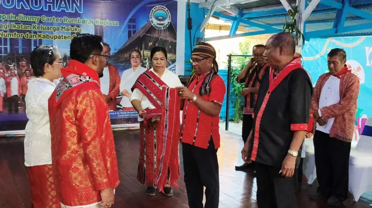 IKemal Kukuhkan Wakil Bupati Biak Dengan Gelar Kehormatan