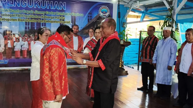 IKemal Kukuhkan Wakil Bupati Biak Dengan Gelar Kehormatan