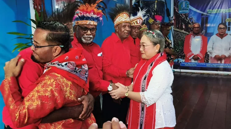 Adat – Keluara Mendukung Pengukuhan Wabup Biak Sebagai “Pati” Maluku
