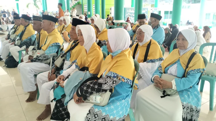 Jemaah Haji Biak Numfor Bertolak ke Embarkasi Ujung Pangan