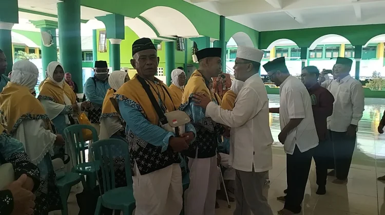 Jemaah Haji Biak Numfor Bertolak ke Embarkasi Ujung Pangan