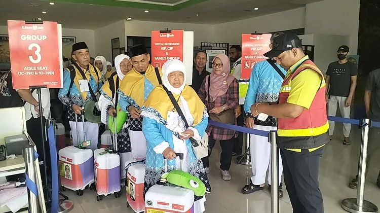 Jemaah Haji Biak Numfor Bertolak ke Embarkasi Ujung Pangan