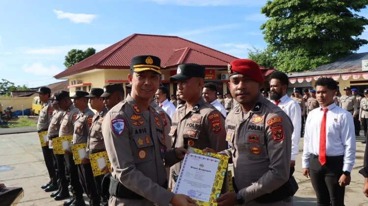 Sebanyak 17 Anggota Polres Biak Numfor Raih Penghargaan dari Kapolres