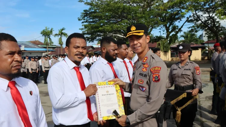 Sebanyak 17 Anggota Polres Biak Numfor Raih Penghargaan dari Kapolres