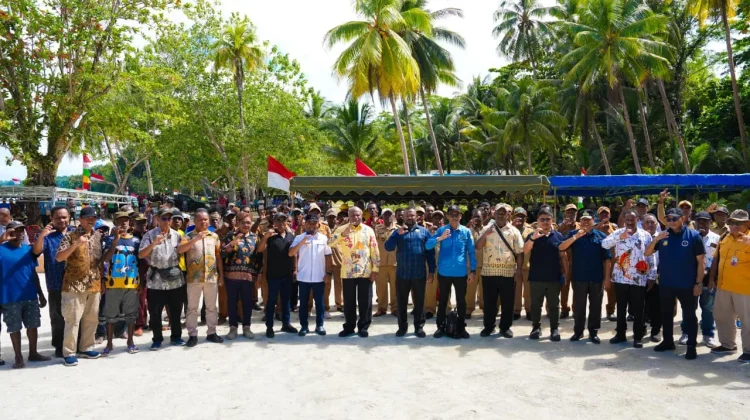 Masyarakat Numfor Titip Harapan Pembangunan kepada Gubernur Fakhiri