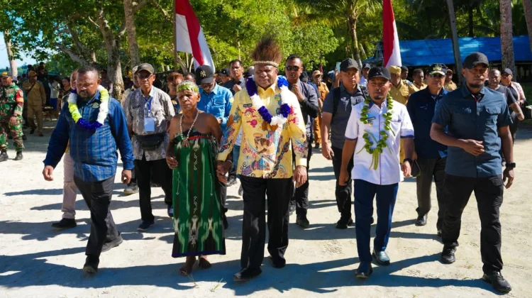 Masyarakat Numfor Titip Harapan Pembangunan kepada Gubernur Fakhiri