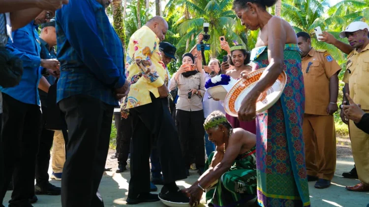 Masyarakat Numfor Titip Harapan Pembangunan kepada Gubernur Fakhiri