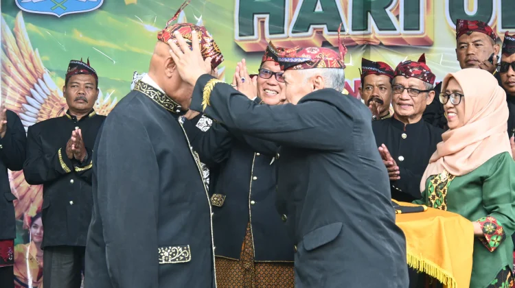Bupati Biak Numfor Mendapat Gelar Den Mas