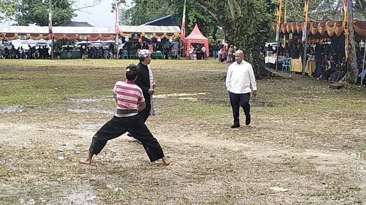 Bupati Biak Numfor Mendapat Gelar Den Mas