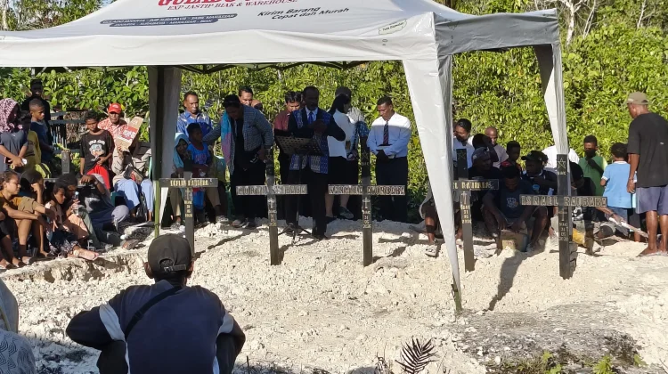 Lima Korban Ledakan diduga Bom PD II di Biak,dimakamkan