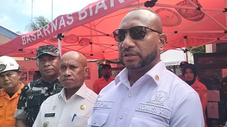 Kunjungi Korban Ledakan Bom di Biak,Anggota DPR RI Yan Mandenas Salurkan Bantuan