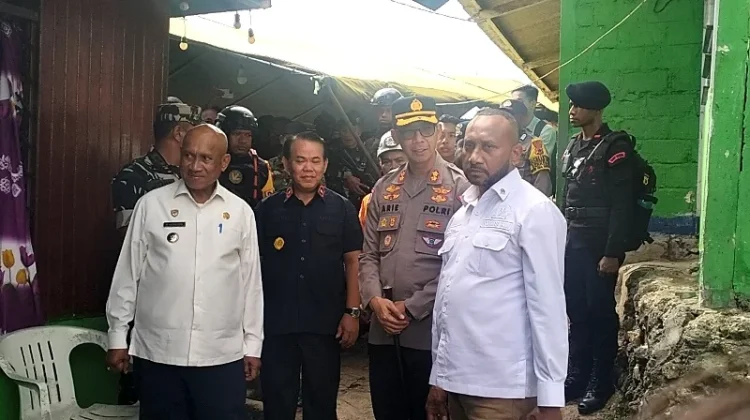 Kunjungi Korban Ledakan Bom di Biak,Anggota DPR RI Yan Mandenas Salurkan Bantuan