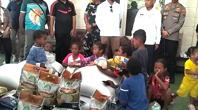 Kunjungi Korban Ledakan Bom di Biak,Anggota DPR RI Yan Mandenas Salurkan Bantuan