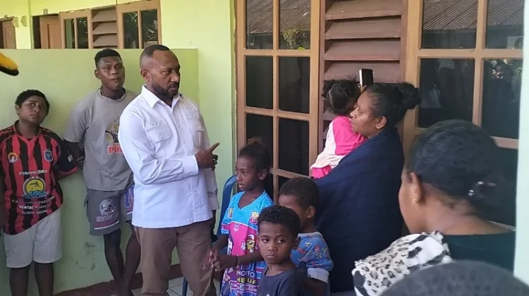 Kunjungi Korban Ledakan Bom di Biak,Anggota DPR RI Yan Mandenas Salurkan Bantuan