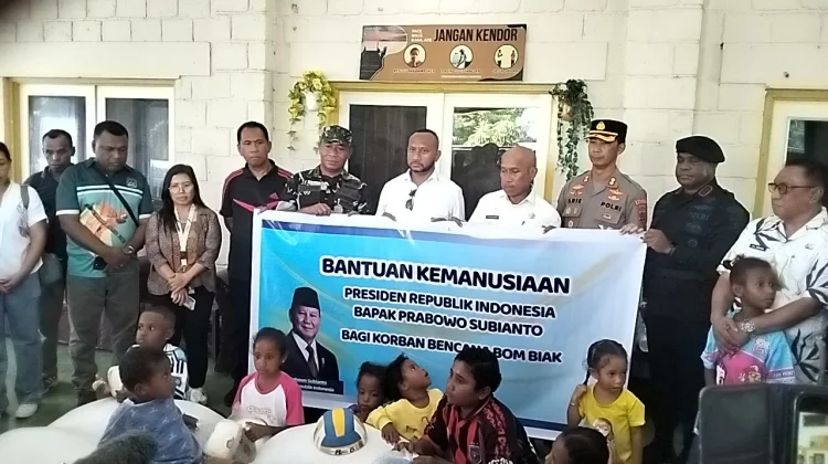 Kunjungi Korban Ledakan Bom di Biak,Anggota DPR RI Yan Mandenas Salurkan Bantuan