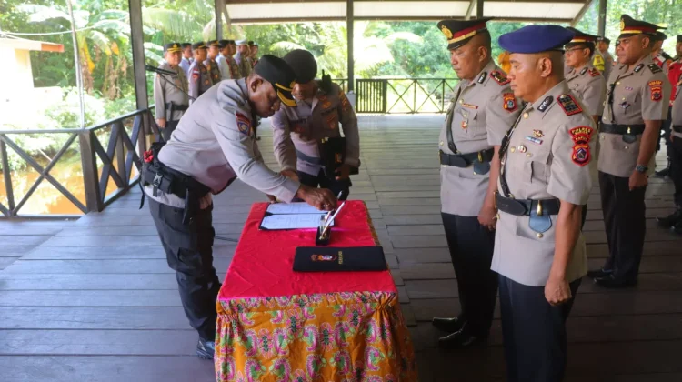 Kapolres Supiori Pimpin Upacara Sertijab Kasat Polairud dan Kasat Lantas