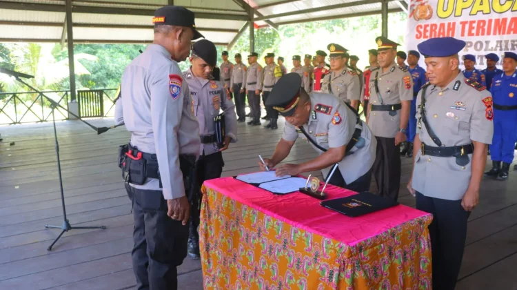 Kapolres Supiori Pimpin Upacara Sertijab Kasat Polairud dan Kasat Lantas