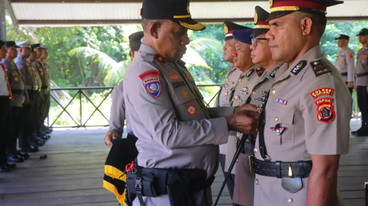 Kapolres Supiori Pimpin Upacara Sertijab Kasat Polairud dan Kasat Lantas