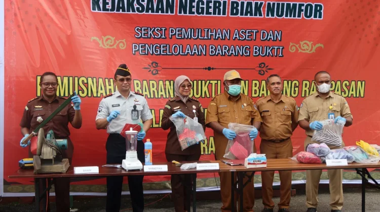 Pemusnahan Barang Bukti, Kejari Biak Libatkan Pelajar, Edukasi Bahaya Kejahatan