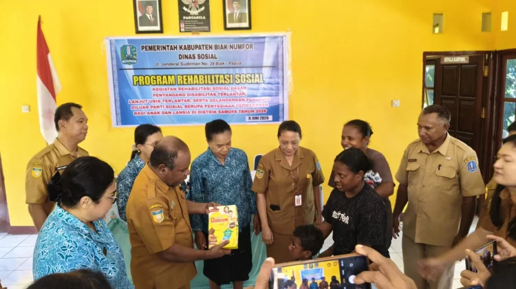 Pemkab Biak Serahkan Permakanan Wujud Cinta Kasih Lansia