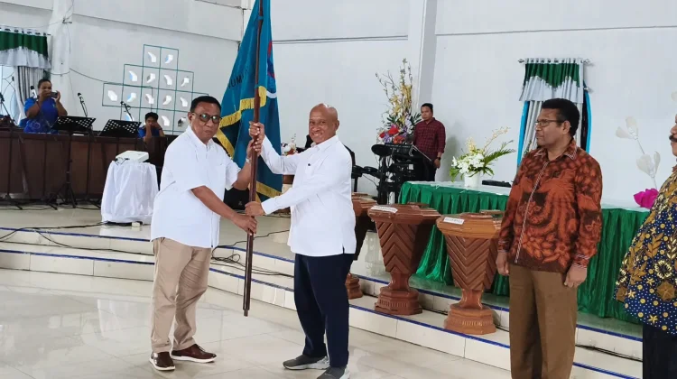 Bupati Biak Serahkan Bendera Pataka Pesparawi Berkibar Ke-Manokwari