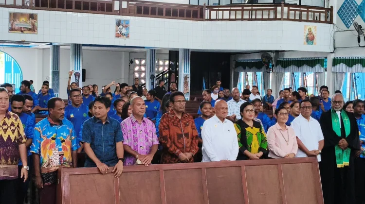 Bupati Biak Serahkan Bendera Pataka Pesparawi Berkibar Ke-Manokwari