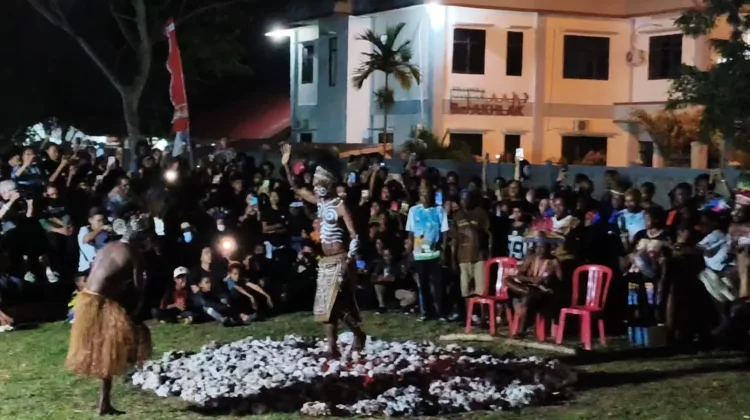 Ritual Berjalan Diatas Batu Membara Hanya Ada di-Biak