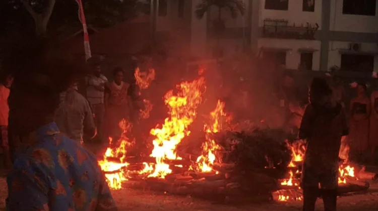 Ritual Berjalan Diatas Batu Membara Hanya Ada di-Biak