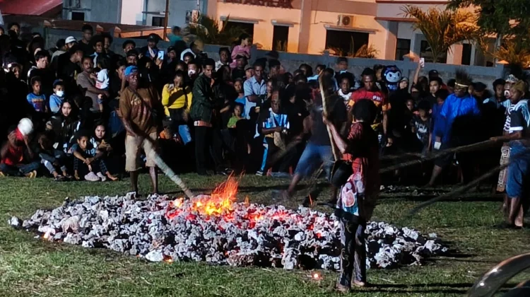 Ritual Berjalan Diatas Batu Membara Hanya Ada di-Biak