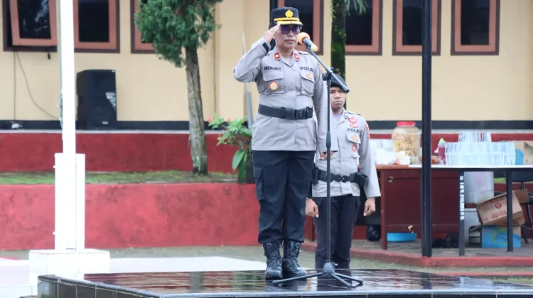Wakapolres Pimpin Upacara Kenaikan Pangkat 43 Personel Polres dan Brimob Biak