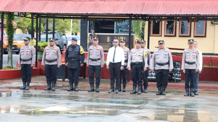 Wakapolres Pimpin Upacara Kenaikan Pangkat 43 Personel Polres dan Brimob Biak