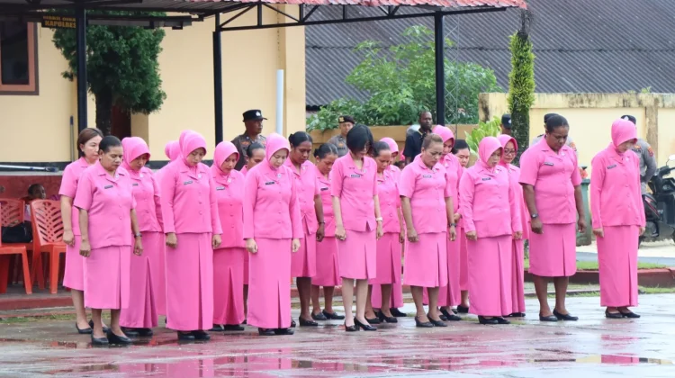 Wakapolres Pimpin Upacara Kenaikan Pangkat 43 Personel Polres dan Brimob Biak