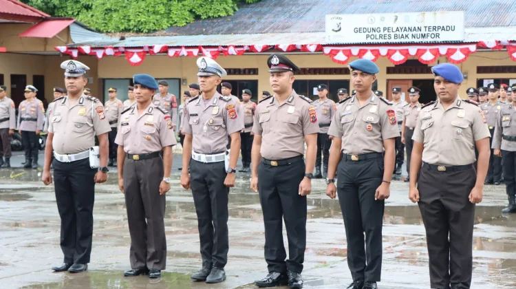 Wakapolres Pimpin Upacara Kenaikan Pangkat 43 Personel Polres dan Brimob Biak