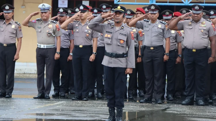 Wakapolres Pimpin Upacara Kenaikan Pangkat 43 Personel Polres dan Brimob Biak