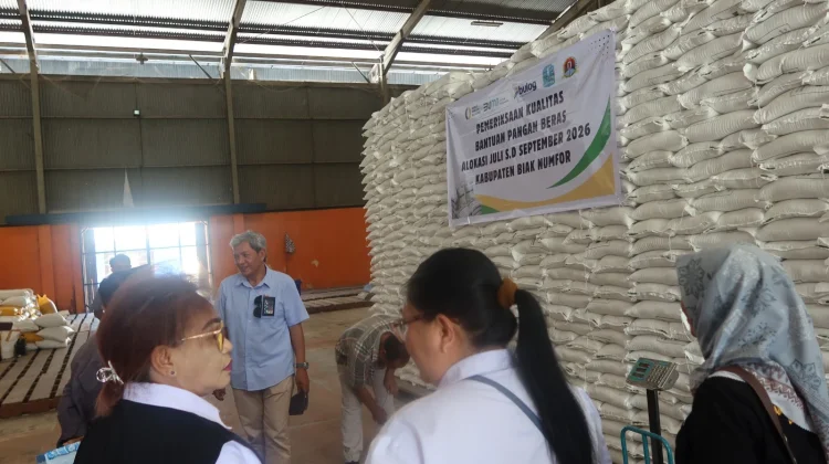 Bulog Biak Pastikan Kualitas Beras Bantuan Pangan sebelum Disalurkan