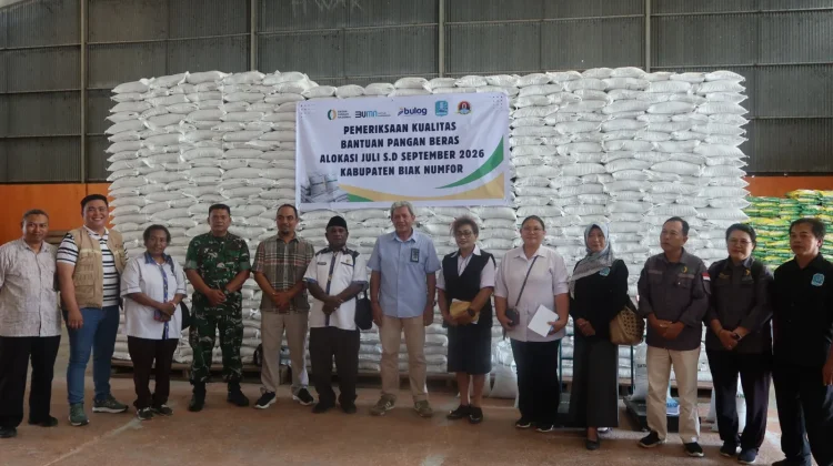 Bulog Biak Pastikan Kualitas Beras Bantuan Pangan sebelum Disalurkan