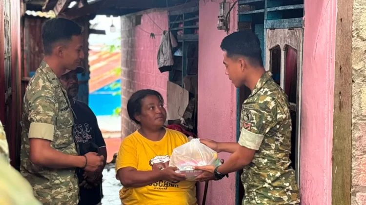 Yonif TP 858/MSB Peduli, Serahkan Bantuan Sembako Bagi Warga Kelurahan Fandoi Biak