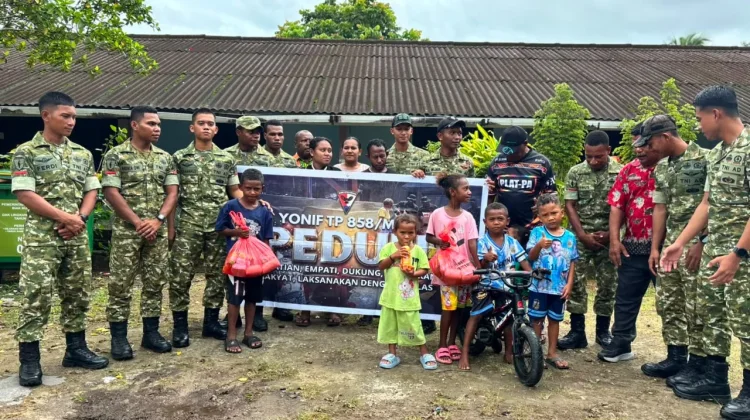 Yonif TP 858/MSB Peduli, Serahkan Bantuan Sembako Bagi Warga Kelurahan Fandoi Biak
