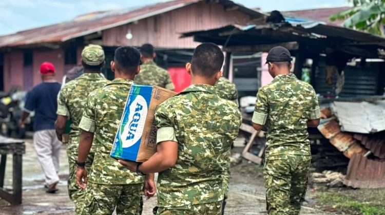 Yonif TP 858/MSB Peduli, Serahkan Bantuan Sembako Bagi Warga Kelurahan Fandoi Biak