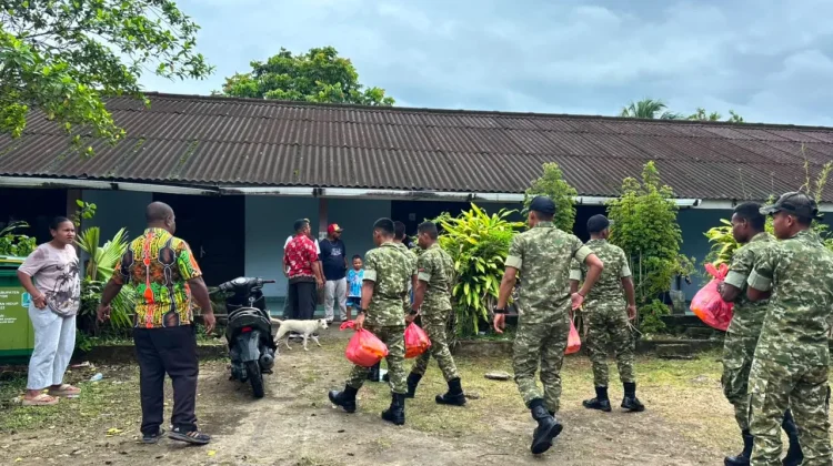 Yonif TP 858/MSB Peduli, Serahkan Bantuan Sembako Bagi Warga Kelurahan Fandoi Biak