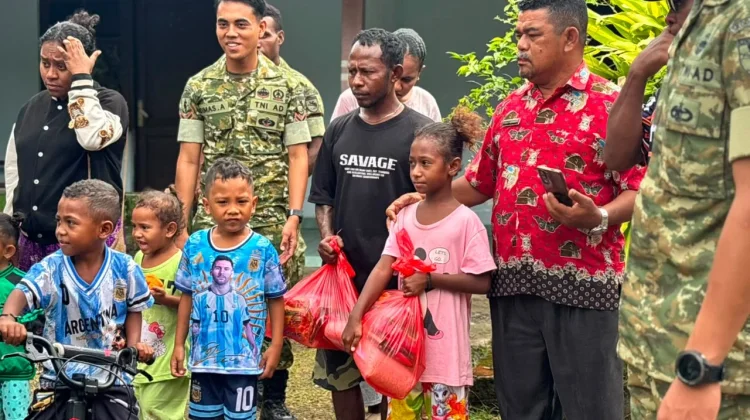 Yonif TP 858/MSB Peduli, Serahkan Bantuan Sembako Bagi Warga Kelurahan Fandoi Biak