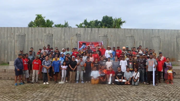 Bulan Bung Karno, Anggota DPR/MPR RI Ruth Rumkabu Bersama Warga Biak Bersihkan Taman