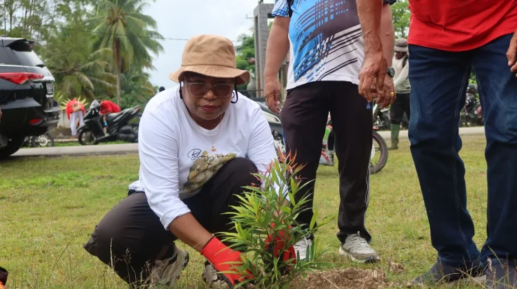Bulan Bung Karno, Anggota DPR/MPR RI Ruth Rumkabu Bersama Warga Biak Bersihkan Taman