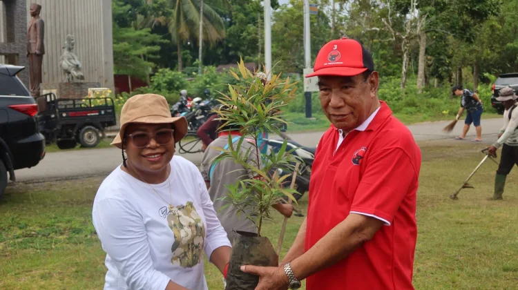 Bulan Bung Karno, Anggota DPR/MPR RI Ruth Rumkabu Bersama Warga Biak Bersihkan Taman