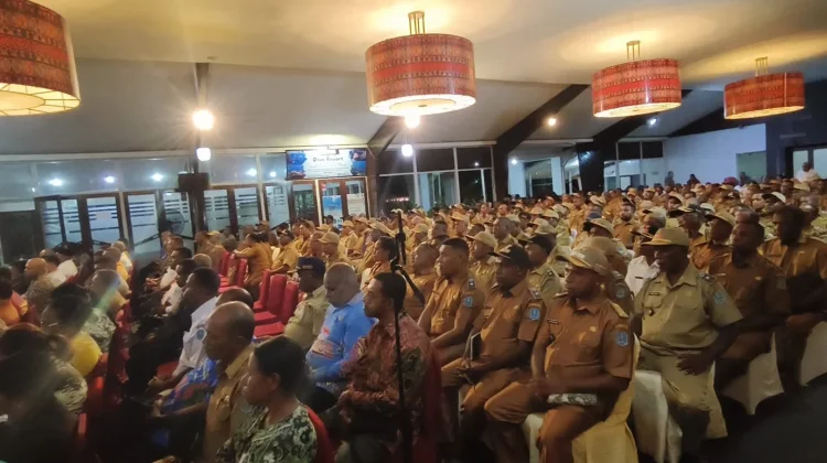 Bupati Biak Memberikan Penghargaan Ke-10 Kepala Kampung Berprestasi