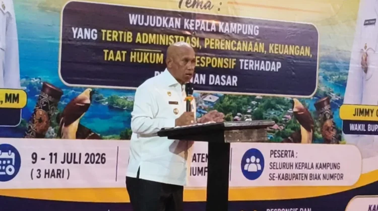 Bupati Biak Memberikan Penghargaan Ke-10 Kepala Kampung Berprestasi