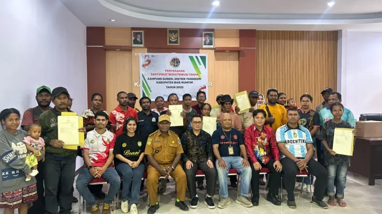 Kantor Pertanahan Biak Serahkan Sertifikat Redistribusi Tanah Kampung Suneri