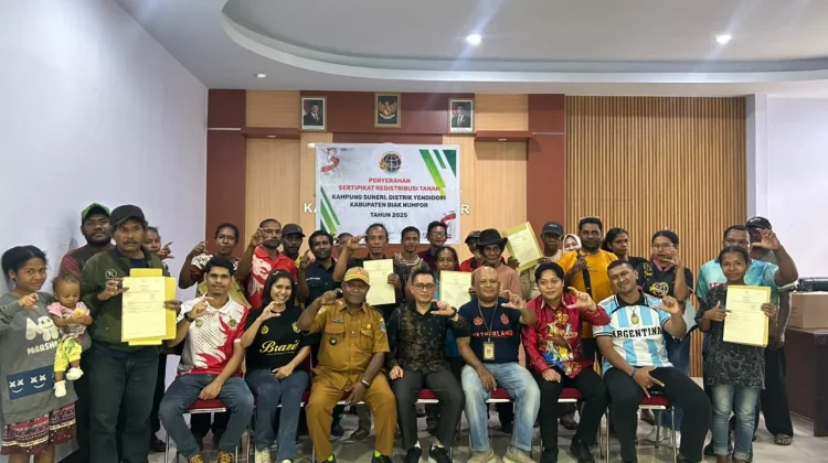 Kantor Pertanahan Biak Serahkan Sertifikat Redistribusi Tanah Kampung Suneri